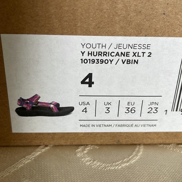 New Teva Hurricane sandals - Picture 2 of 7